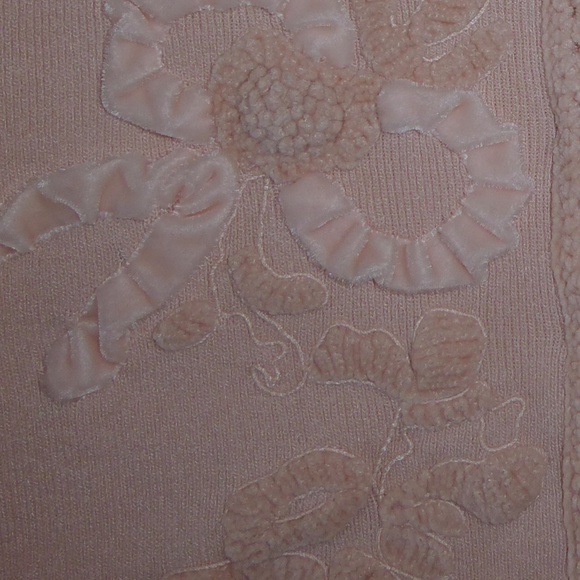 Soft peach embroidered sweater sz medium - Picture 2 of 6